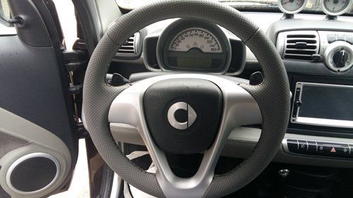cruscotto di un auto zona guidatore
