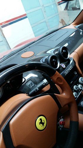 volante di una ferrari con rivestimento in beige