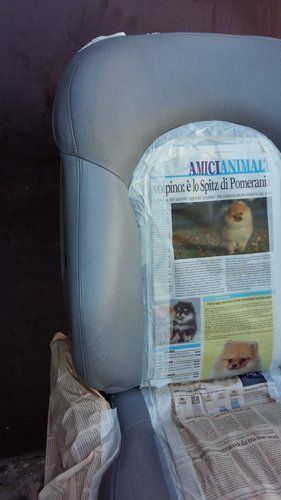 sedile grigio con rivestimento di giornale nella parte centrale