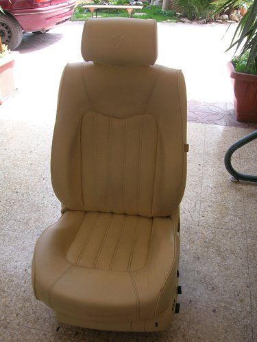 sedile di un auto appoggiato sul pavimento
