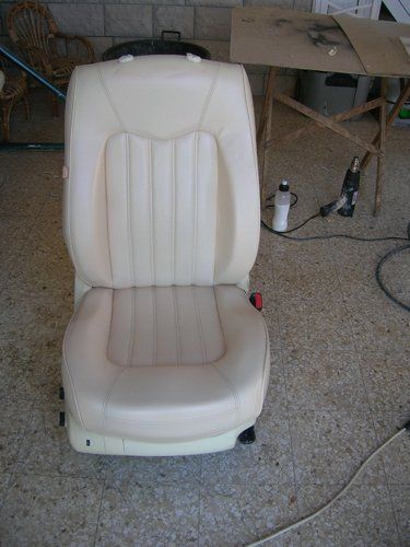 sedile bianco di un auto