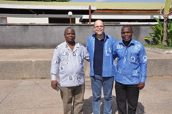 Picture of Jol Stoffers in Ghana meeting with rector and co rector of school in Ghana