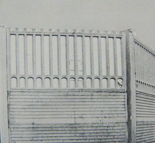Foto in bianco e nero di un muretto in cemento decorato