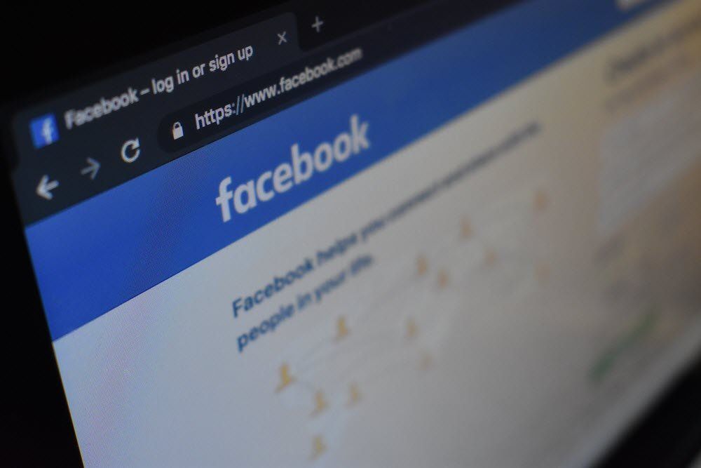 Un primer plano de una página de Facebook en la pantalla de una computadora