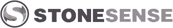Un logotipo en blanco y negro para una empresa llamada Stonesense.