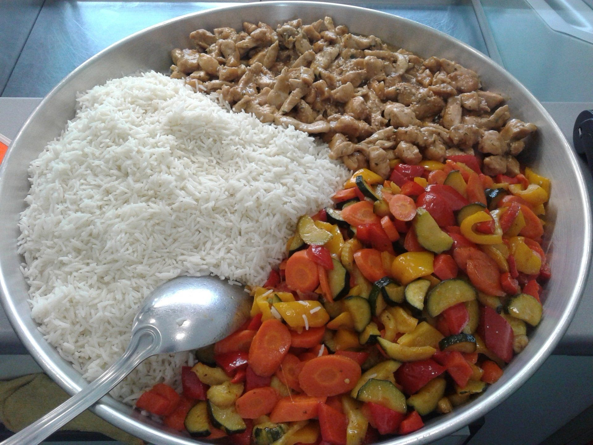 piatto di riso con verdure e carne