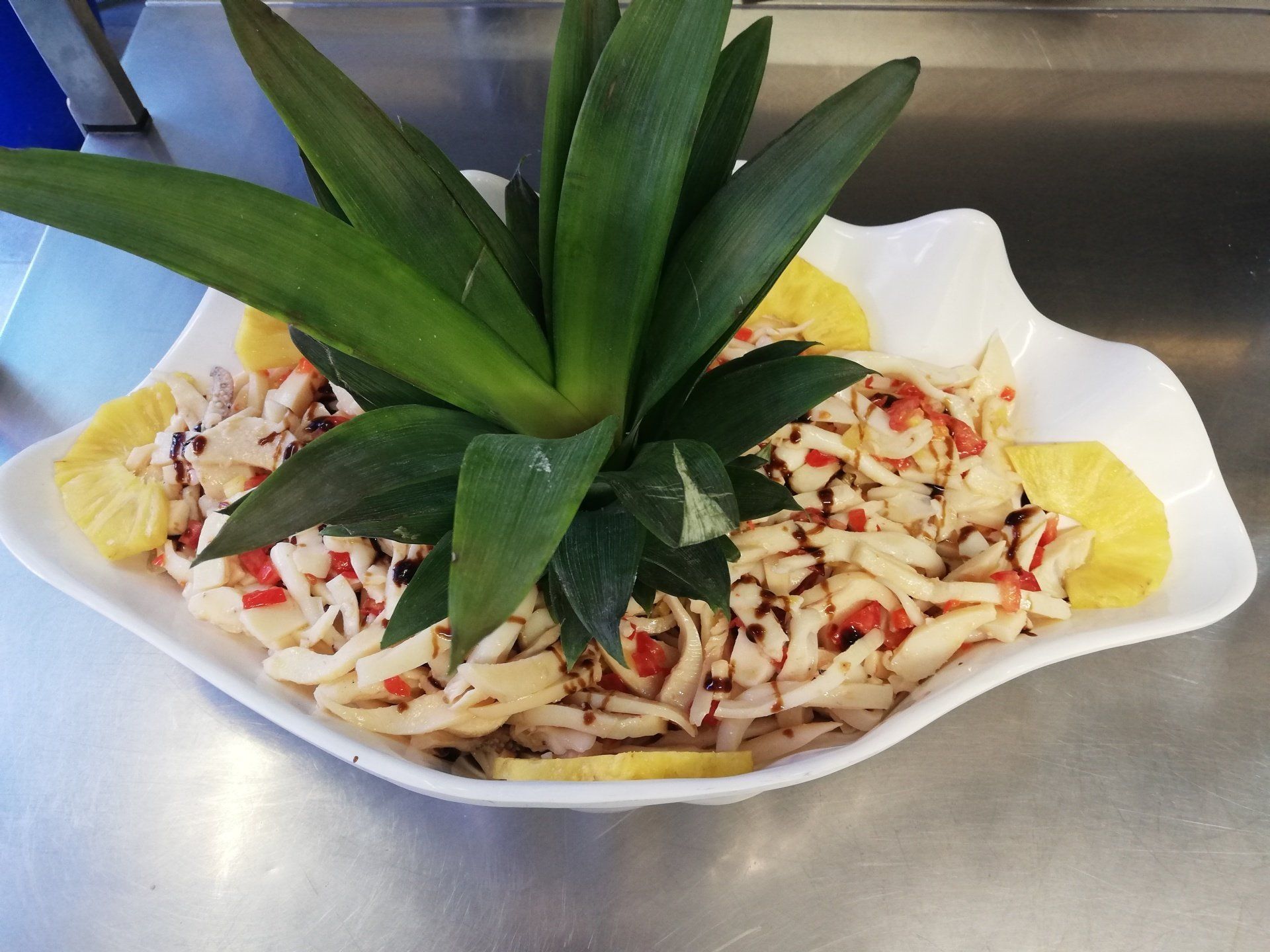 piatto di insalata di totani