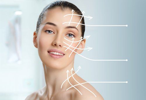 viso di donna luminoso dopo pulizia e idratazione