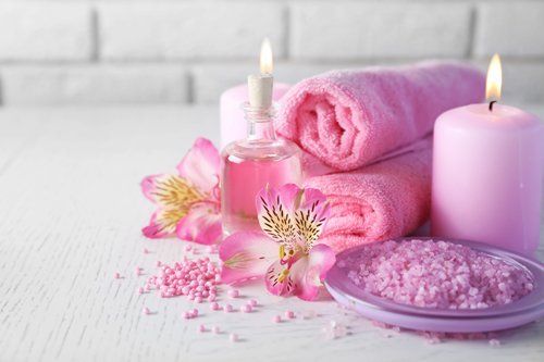 sali da bagno, una candela e oli essenziali per trattamenti estetici