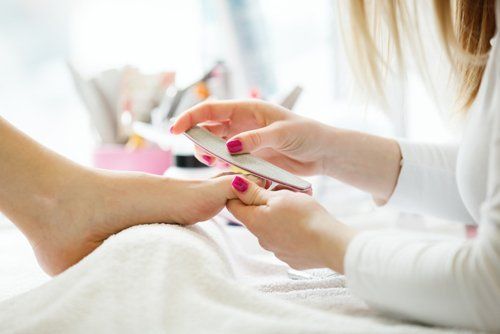 estetista esegue pedicure