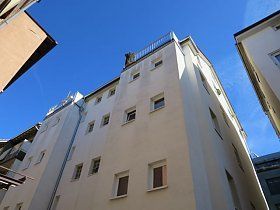 Blicken auf ein großes weißes Gebäude mit einem blauen Himmel im Hintergrund.