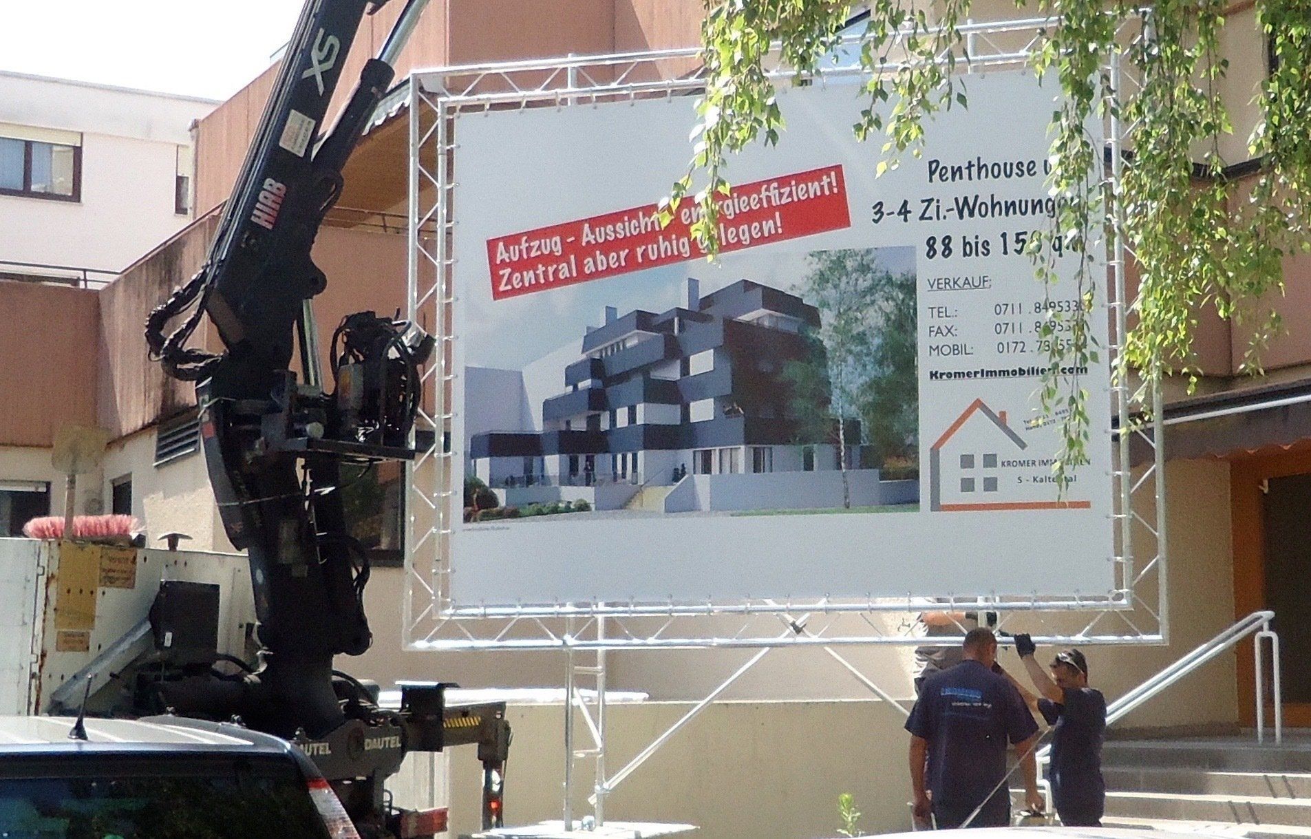 Eine große Plakatwand mit dem Bild eines Gebäudes darauf