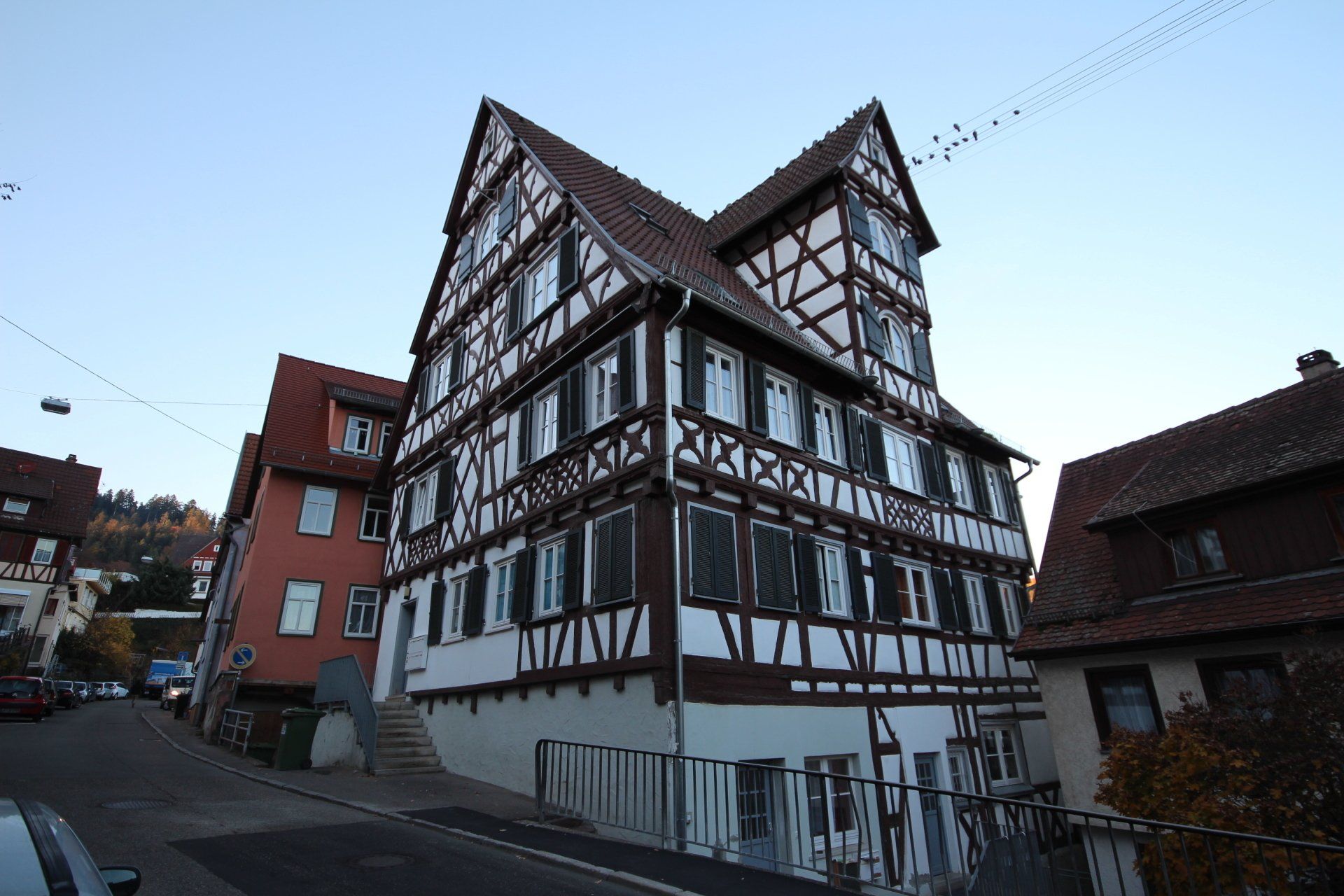 Auf einem Hügel steht ein großes Gebäude mit vielen Fenstern.