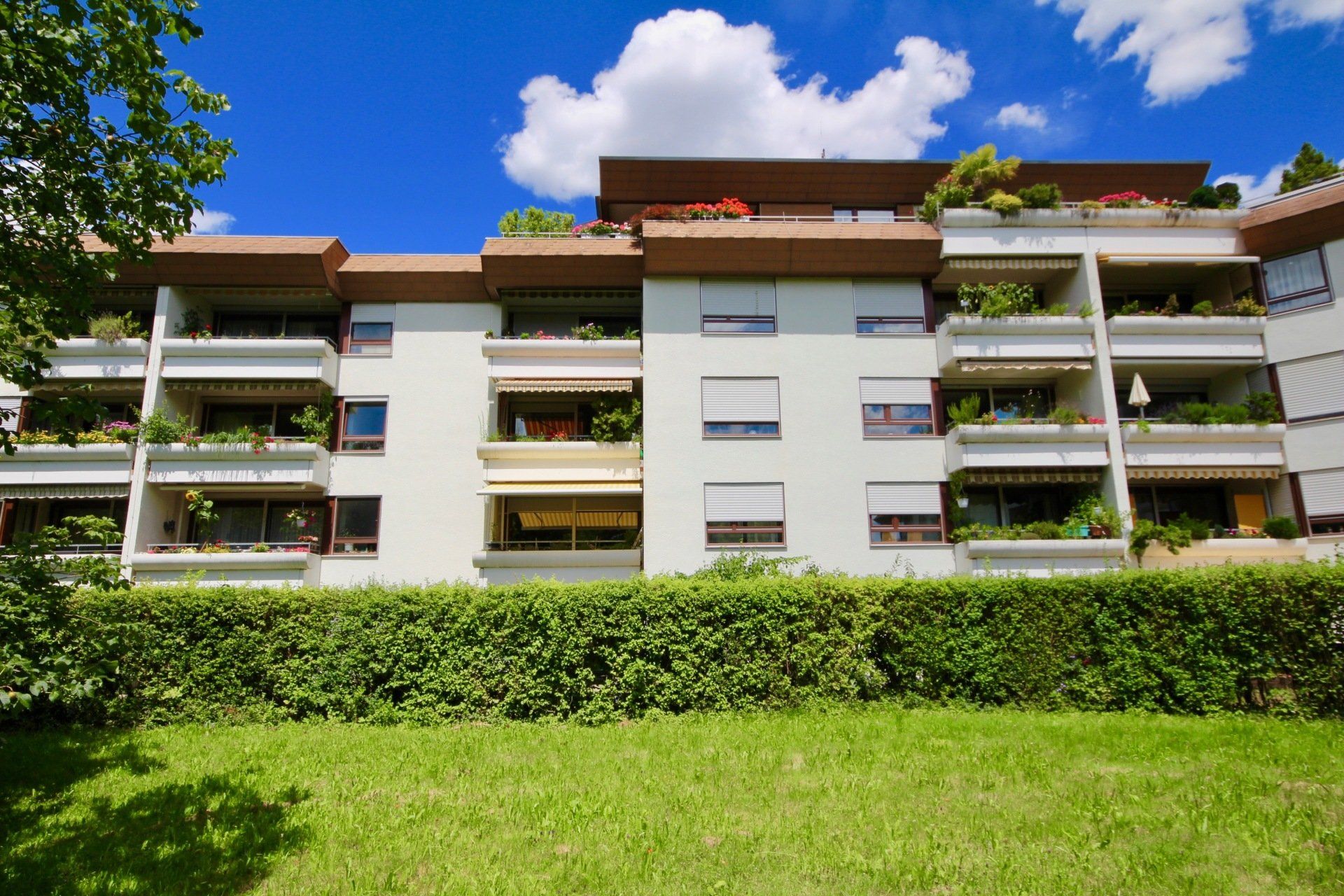 Ein großes weißes Wohnhaus mit vielen Balkonen