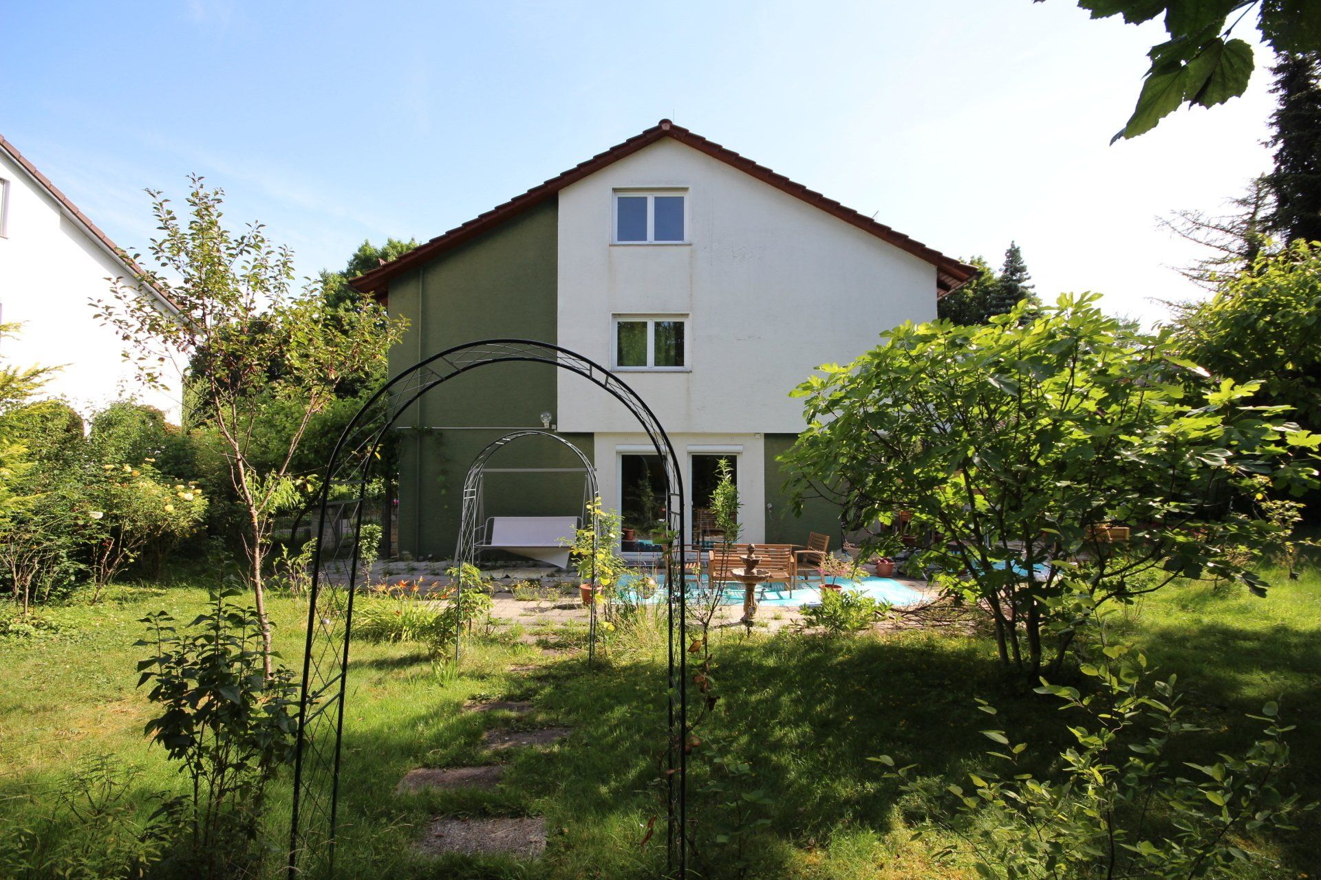 Ein Haus mit einem Swimmingpool im Hinterhof