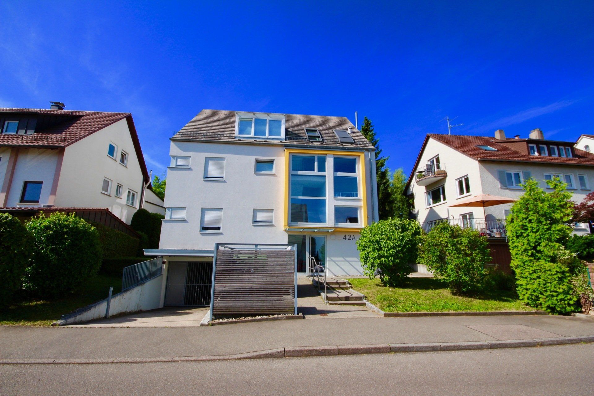Ein großes weißes Haus mit vielen Fenstern