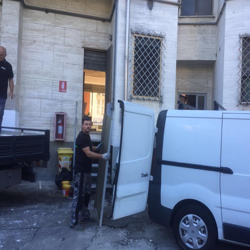 operaio con furgone durante un trasloco