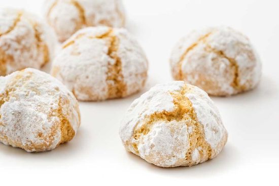 dei biscotti alle mandorle con zucchero a velo