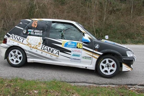 macchina da rally con ricambi originali