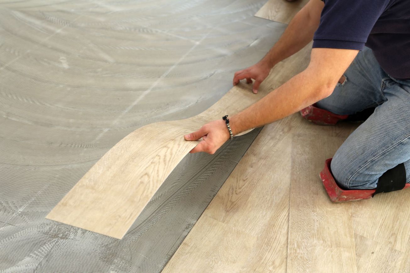 posa di pavimentazione in lvt