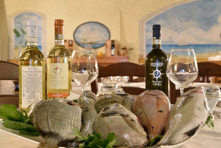 pesce fresco e bottiglie di vino