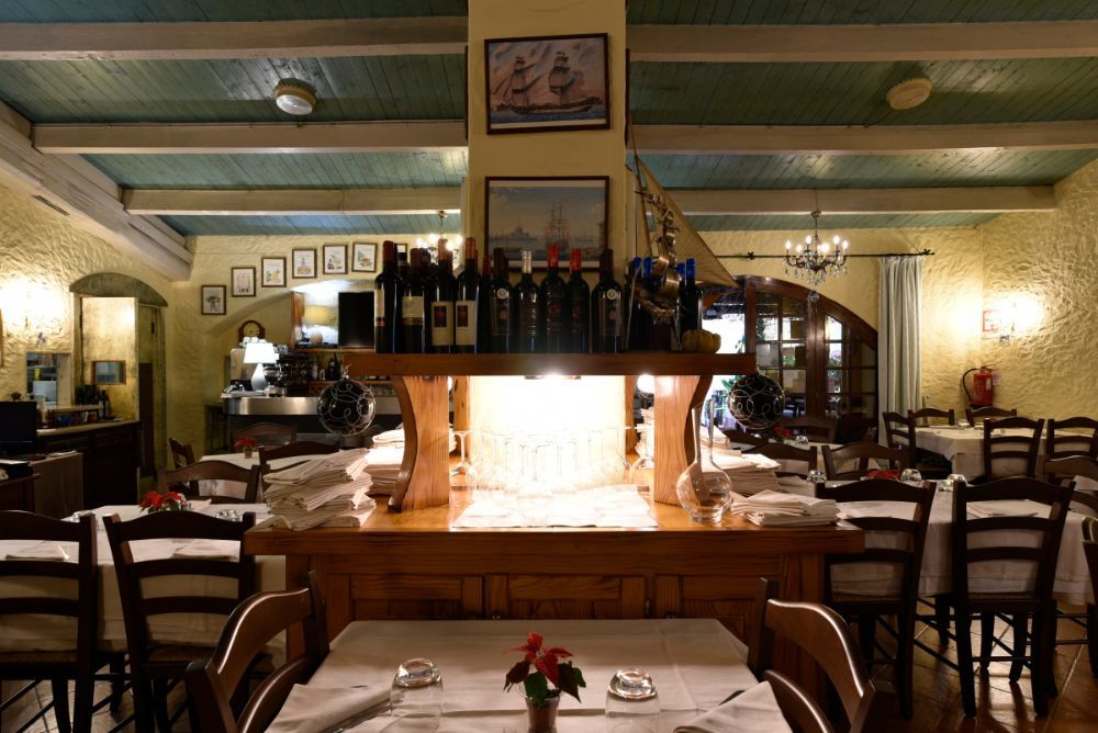 ristorante con arredi in legno e luce soffusa
