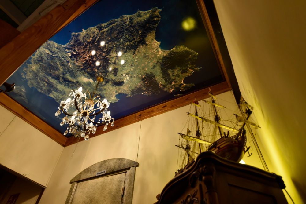 cartina della Sardegna su soffitto di un ristorante