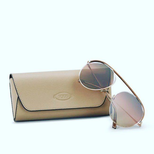occhiali da sole con astuccio