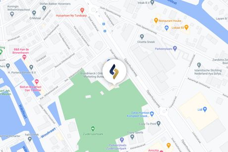 Een kaart van een stad met daarop een park en een rivier.