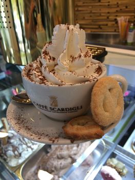 Un cappuccino con panna