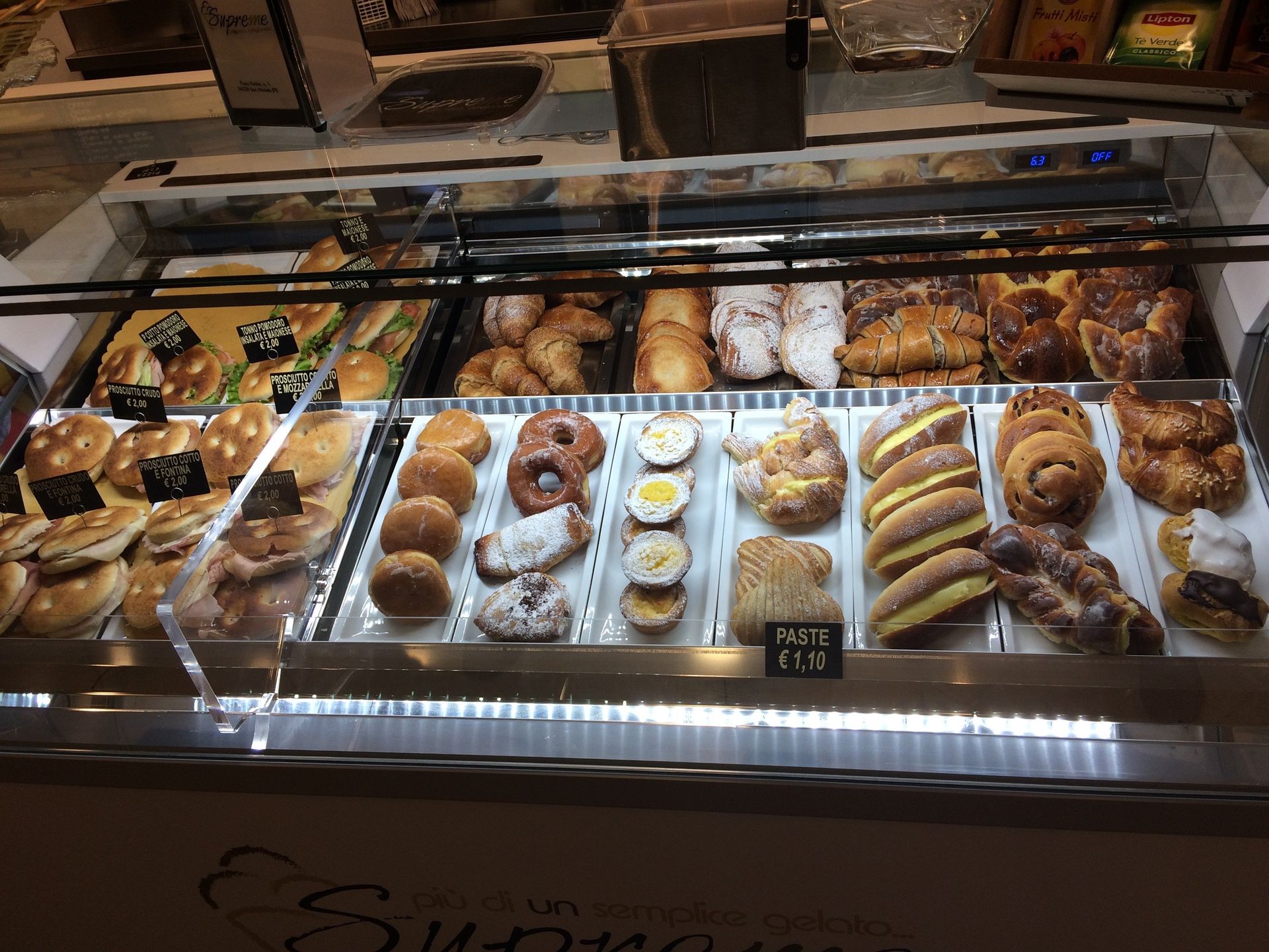 Pasticceria in esposizione