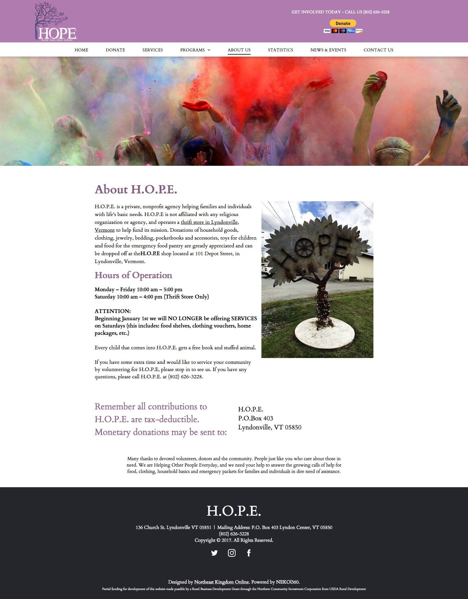 Website homepage: People with raised hands covered in colorful powder. 