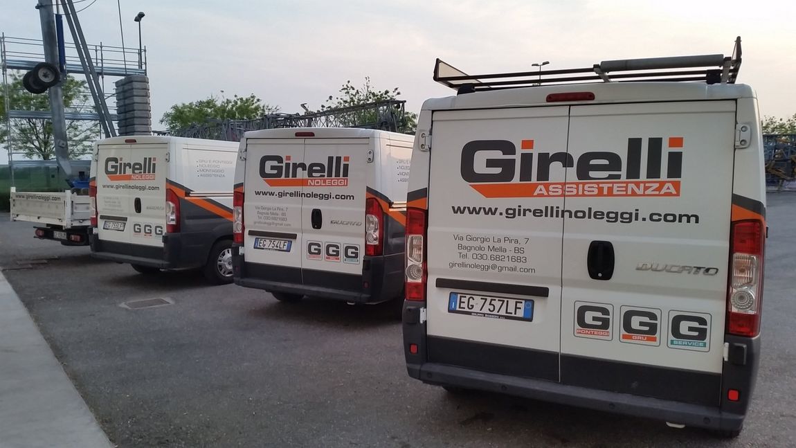 tecnici durante un intervento di assistenza su una gru