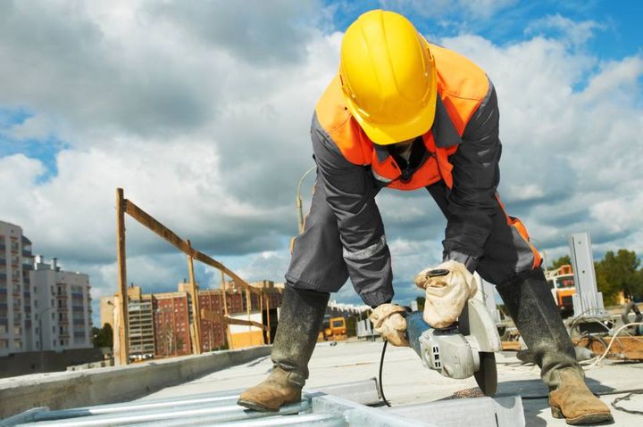impiegato impresa edile durante una lavorazione