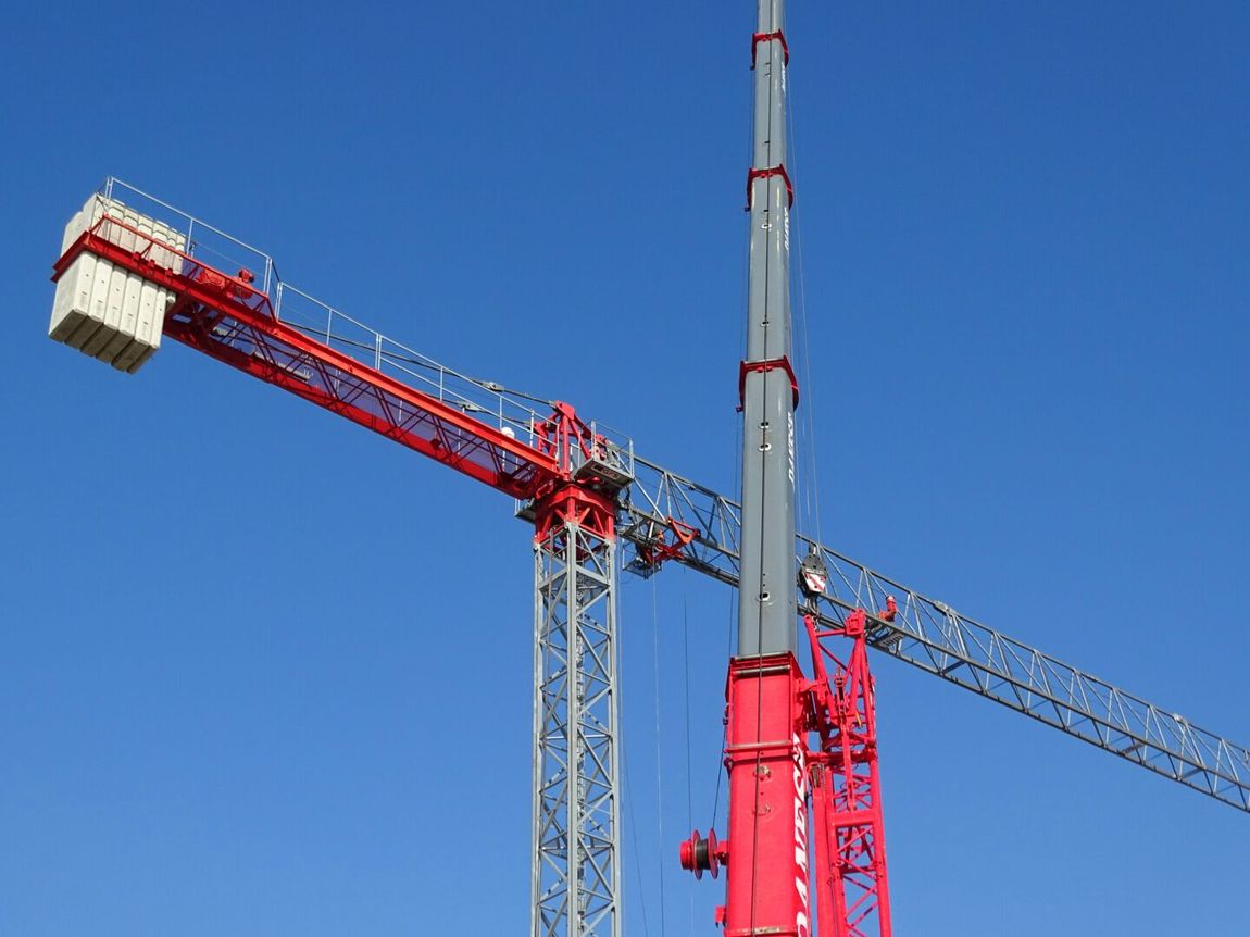gru in funzione in cantiere