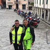 Uomini con giubbino di sicurezza
