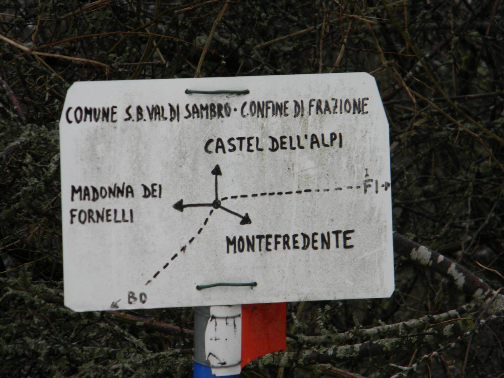Un cartello che dice Castel dell'Alpi su di esso