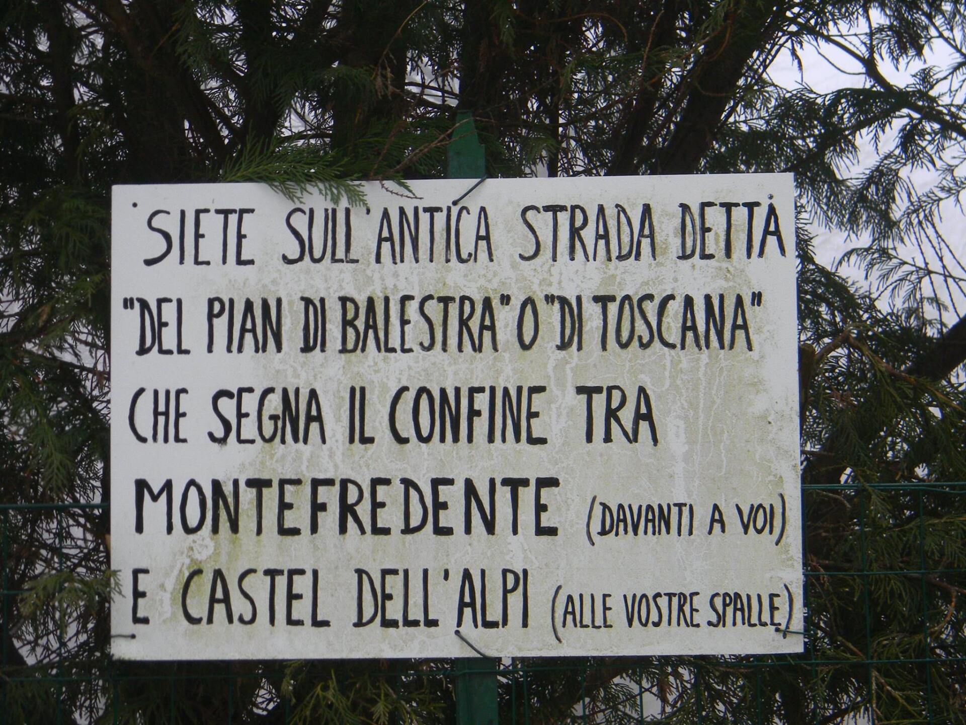 A sign that says ' siete sull ' antica strada detta ' on it