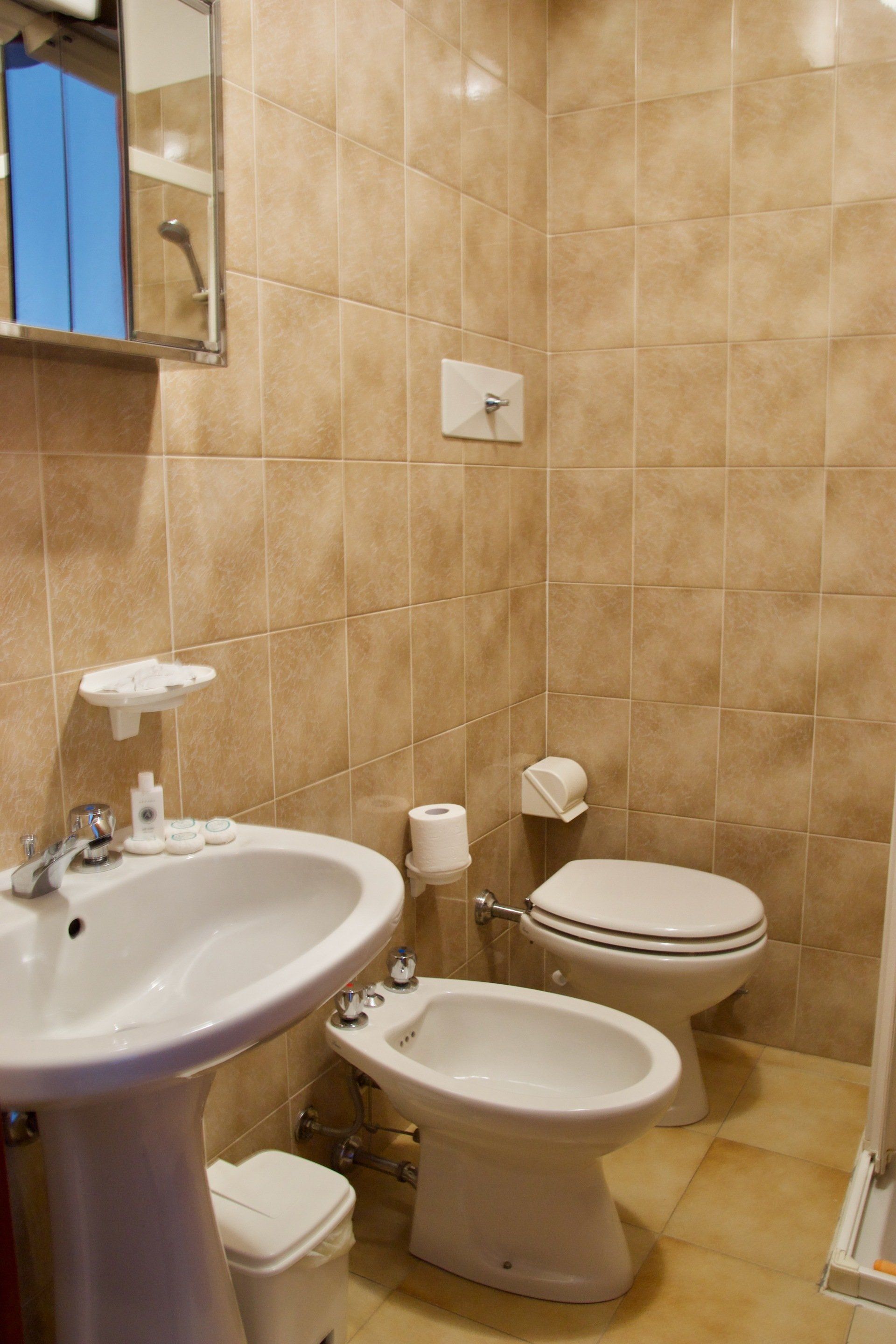 Un bagno con lavandino, WC e bidet in un albergo con cucina a Bologna