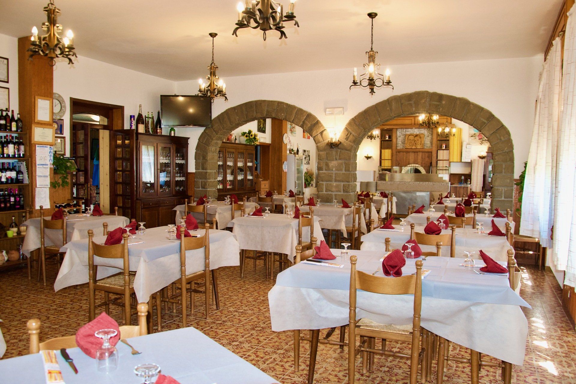 Un ristorante con tavoli e sedie allestiti per un pasto