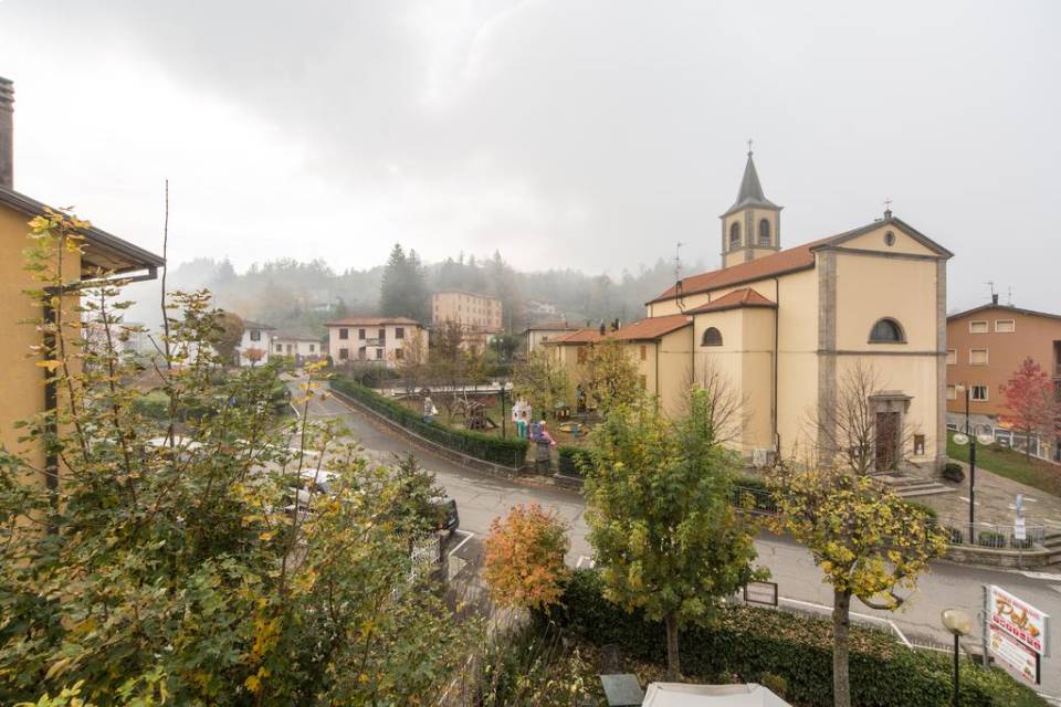 C'è una chiesa nel centro del villaggio.