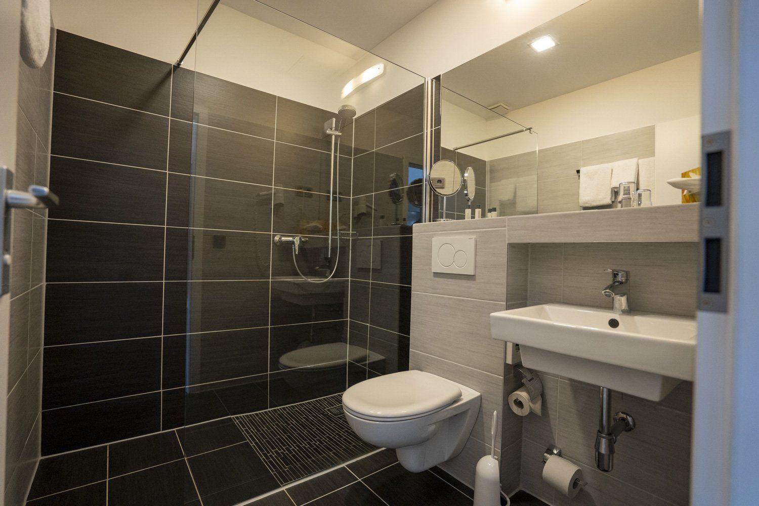 Ein Badezimmer mit Toilette, Waschbecken und Dusche.