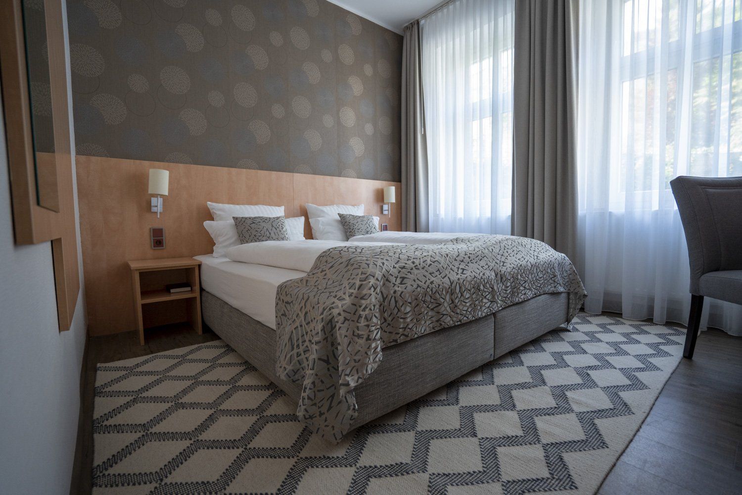 Ein Hotelzimmer mit einem großen Bett und einem Teppich.