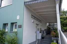 Die Vorderseite eines Gebäudes mit der Nummer 7 darauf