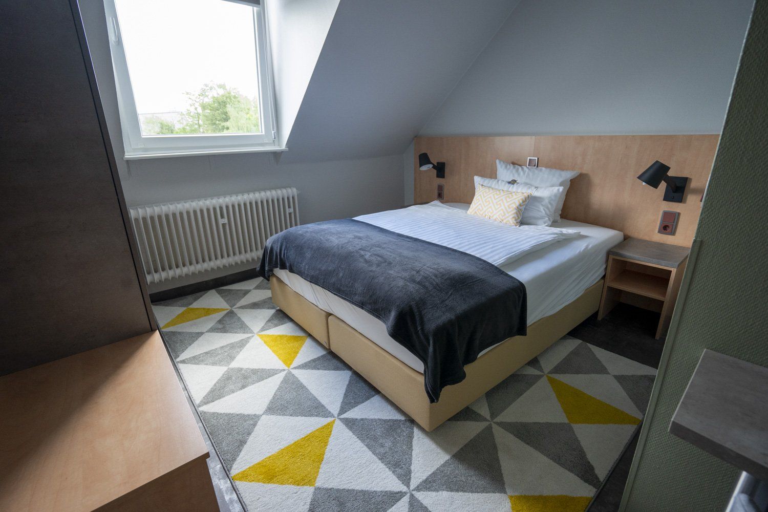Ein Hotelzimmer mit einem Bett und einem Teppich.