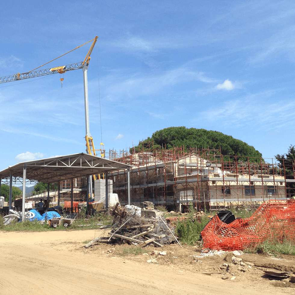 cantiere edile con grù