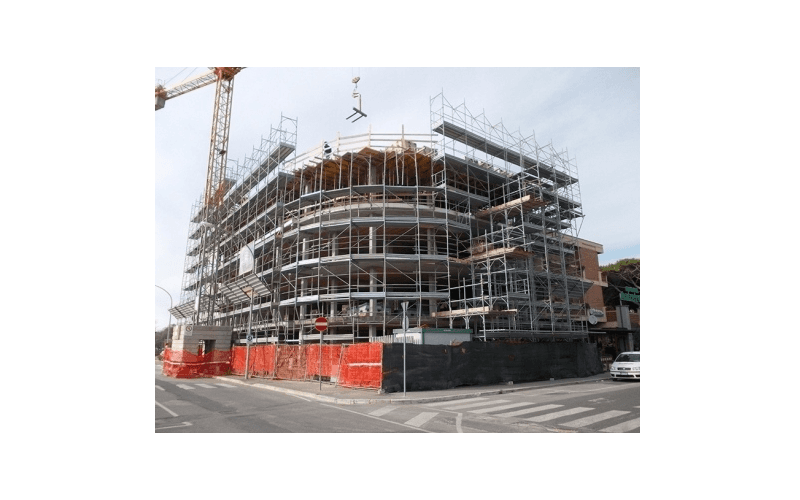ponteggi per edificio semicircolare