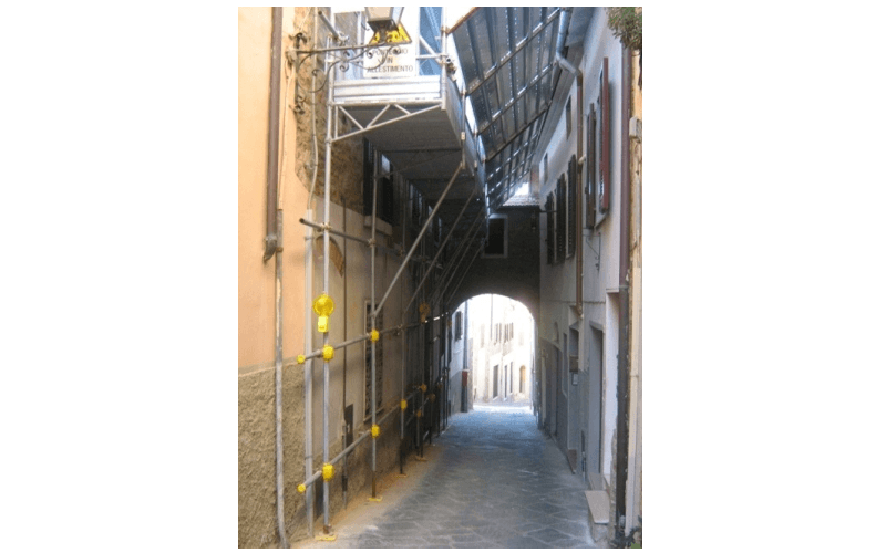 ponteggio in strada molto stretta