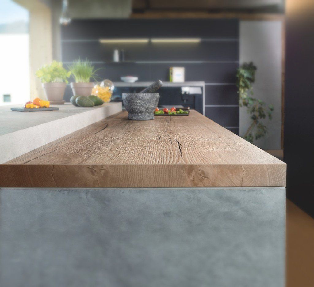 cucina con tavolo in legno