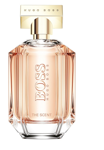 Flacone di profumo Hugo Boss The Scent in vetro trasparente sfaccettato con dettagli dorati e liquido color pesca.
